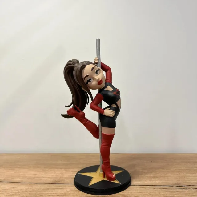 Фигурка тренера по pole dance, вид сбоку
